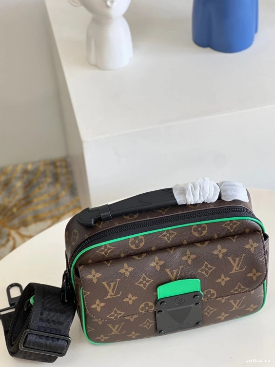 WIS VUITTON S LOUIS MESSENGER LOCK 1226